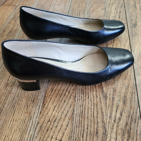 Naturalizer Pumps Black with Silver accent around pump block heel Size: 6 - Picture 2 of 7